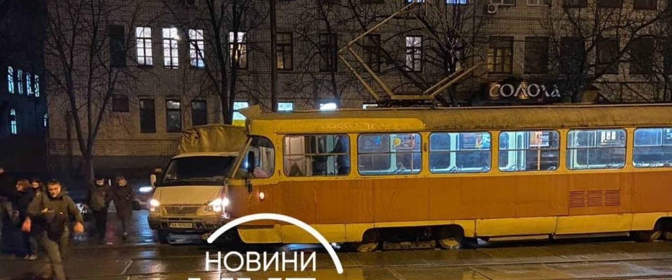 У Києві вантажний мікроавтобус врізався в трамвай з пасажирами (фото)